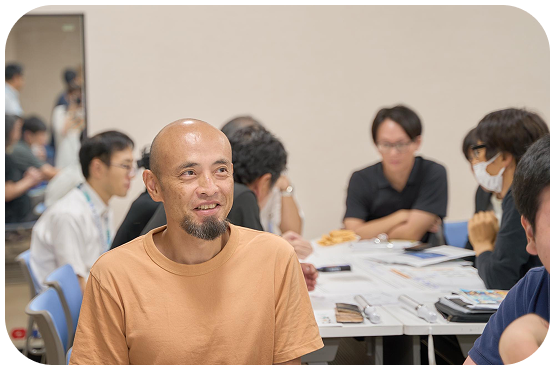 ワークショップで語り合う参加者
